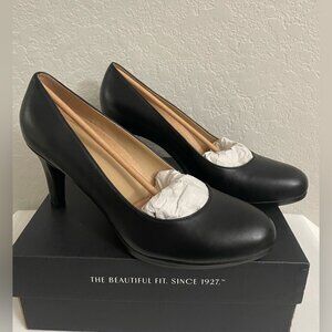 Naturalizer Michelle Classic High Heel Pump in Black Leather